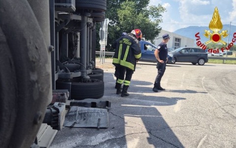 Tir ribaltato: ferito conducente