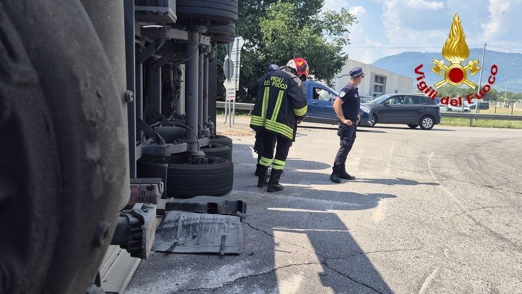 Tir ribaltato: ferito conducente