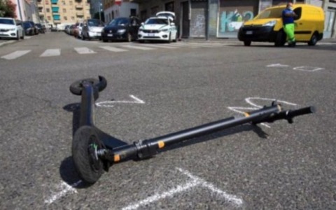 Torino, scontro tra moto e monopattino in corso Traiano: 24enne al CTO in codice rosso