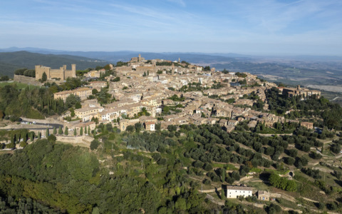 Torna “Di Borgo in Borgo”: teatro, musica e spettacolo dal vivo nei luoghi simbolo del territorio di Montalcino