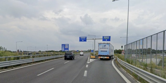 Ventunenne cade dalla moto dopo aver dato un calcio allo specchietto di un’auto. È gravissimo