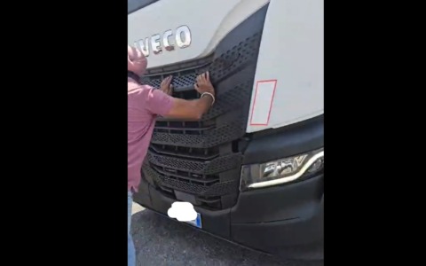 Tortona, tensione al presidio della Man Hand Work: camion contro lavoratori. Tre in ospedale