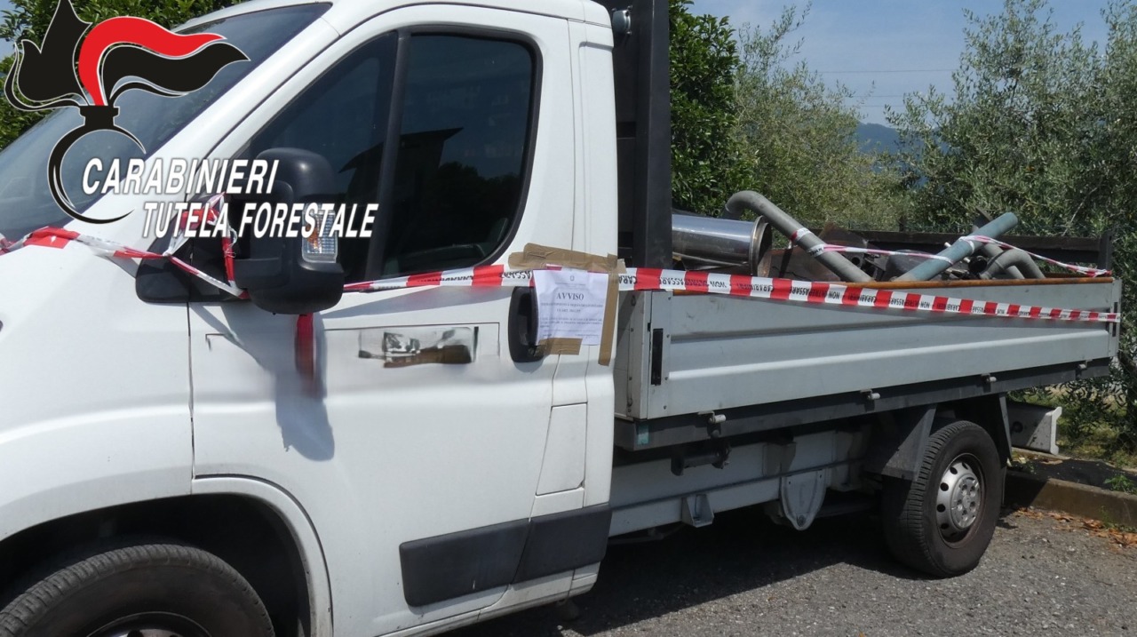 Traffico illecito di rifiuti, due uomini denunciati e un autocarro sequestrato ad Albano Sant’Alessandro