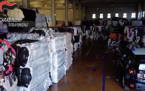 Traffico illecito di rifiuti tessili: sequestrato a Spirano un capannone con 925 tonnellate di tessuti