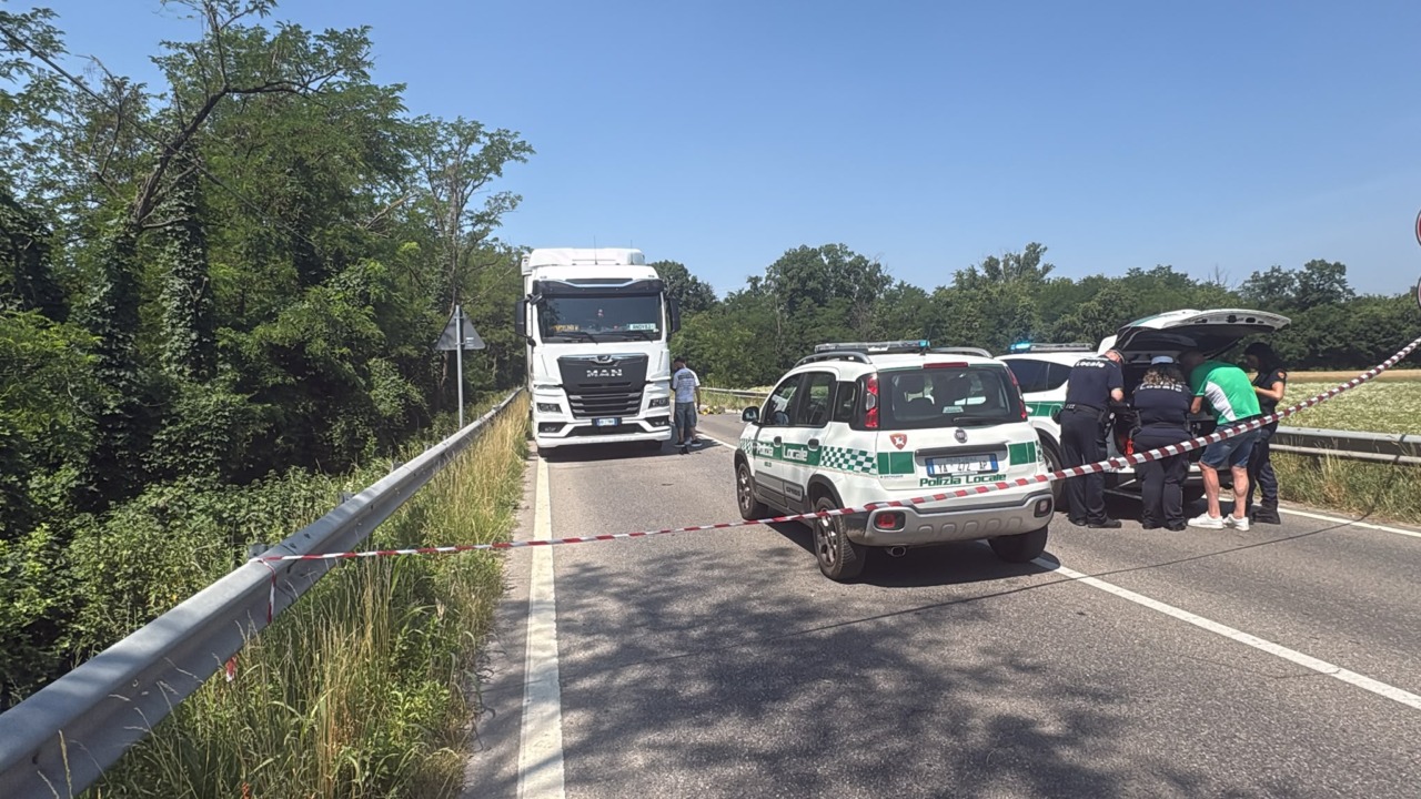 Tragedia lungo la SS527, ciclista muore investito da un camion