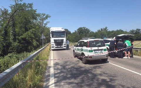 Tragedia lungo la SS527, ciclista muore investito da un camion