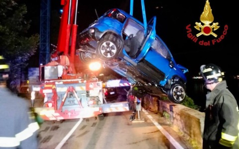 Tragedia nella notte: auto finisce nel lago dopo uno scontro sulla Statale 340, morto un giovane