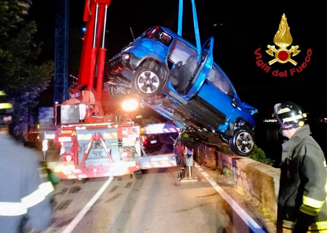 Tragedia nella notte: auto finisce nel lago dopo uno scontro sulla Statale 340, morto un giovane