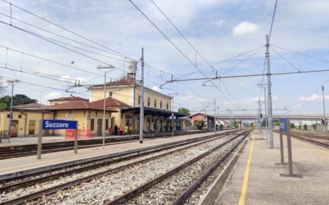 Tragedia sventata alla stazione di Suzzara: 52enne minaccia il suicidio sui binari, salvato dai Carabinieri