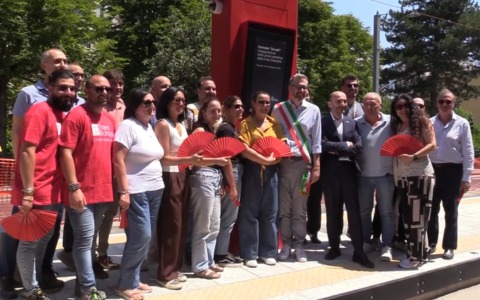 Tram: a Borgo Panigale la prima pensilina ‘rossa’ Ducati. Lepore: ‘Con i cantieri siamo nei tempi, no proroghe’