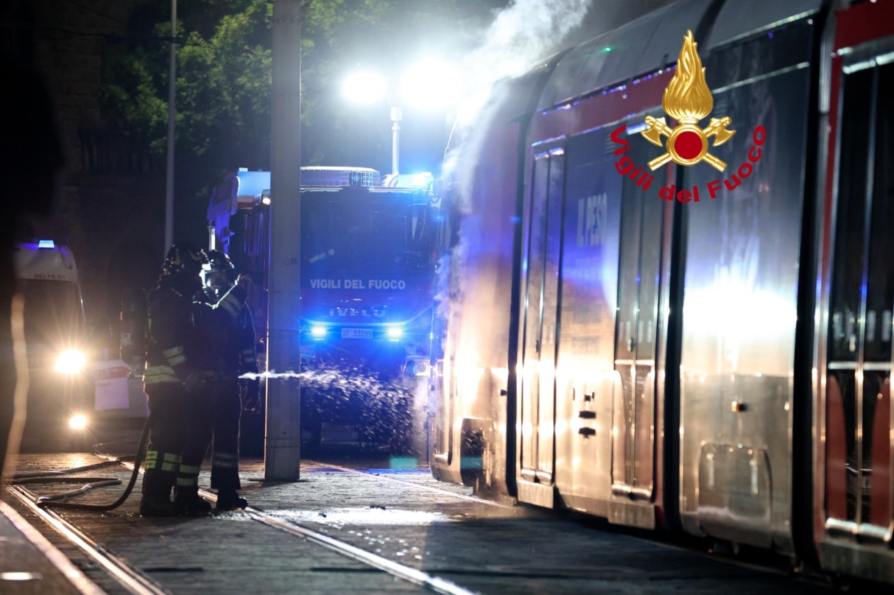 Tram in fiamme a Firenze, intervengono i vigili del fuoco