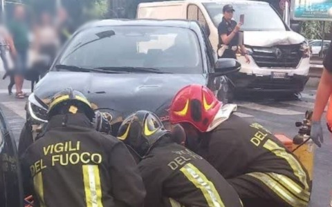 Travolte dopo una carambola: muore 58enne, grave la madre