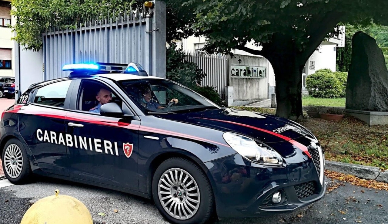 Tre adolescenti denunciati per tentata rapina a una mamma