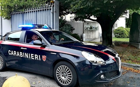 Tre adolescenti denunciati per tentata rapina a una mamma