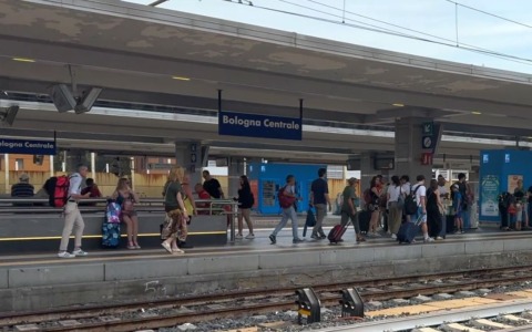 Treni: lunedì di caos nel nodo di Bologna con ritardi di due ore