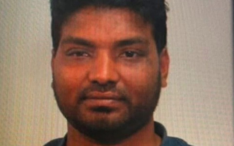 Triplice omicidio, la Polizia ha diffuso la foto e le generalità del sospettato