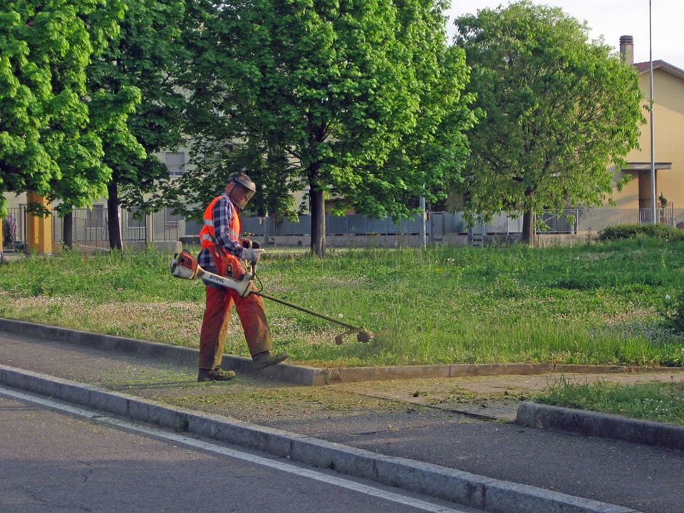 Troppo caldo, sfalcio del verde dalle sei