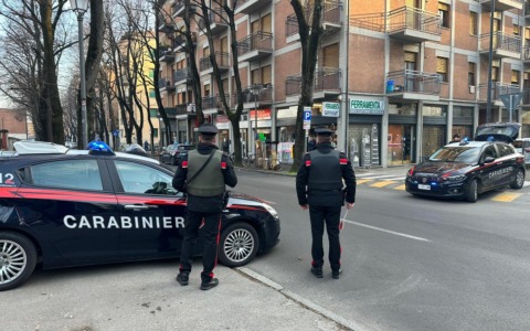 Trovato in zona stazione storica con un taglierino