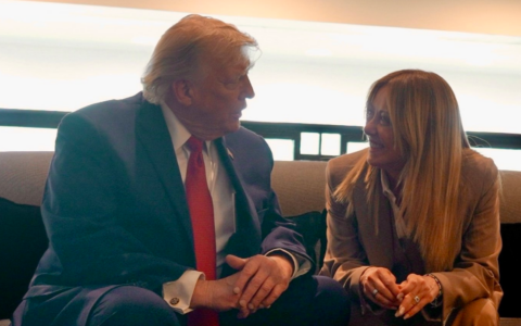 Trump: “Mi ha implorato di fare una foto, mi ha fatto pena”. Meloni: “Io e l’Italia non imploriamo mai”