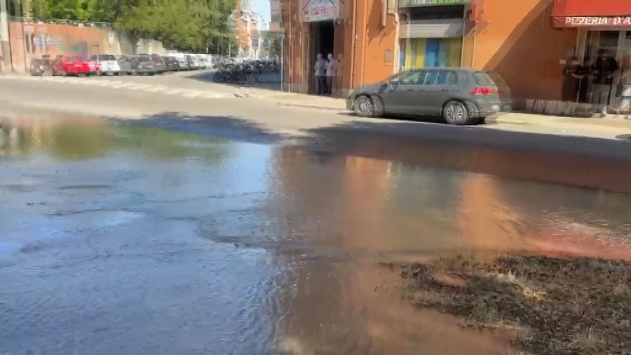 Tubo d’acqua rotto, viale Pietramellara allagata. Disagi per una 20ina di utenze