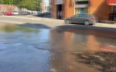 Tubo d’acqua rotto, viale Pietramellara allagata. Disagi per una 20ina di utenze