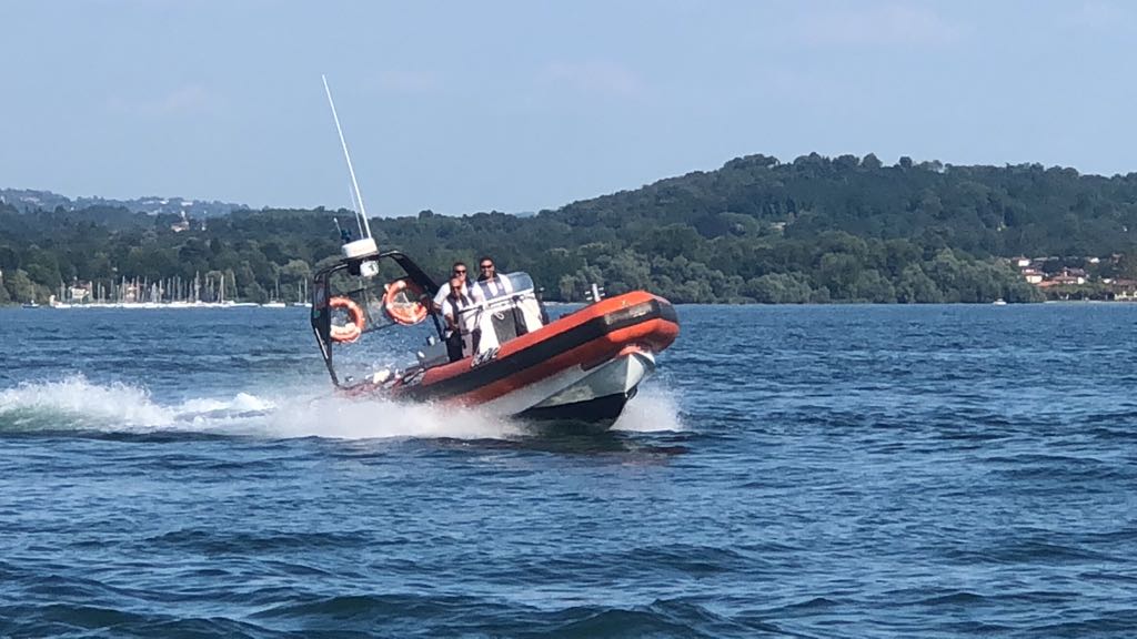 Turista 60enne muore dopo il bagno: tragedia sul Lago Maggiore