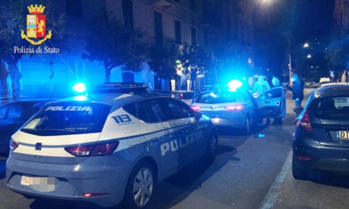 Ubriaco al volante aggredisce gli agenti e distrugge il finestrino della volante