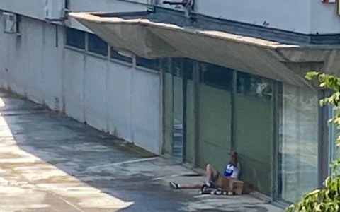 Ubriaco e molesto, il quartiere di via Montecatini “ostaggio” di un senzatetto: i residenti chiedono aiuto