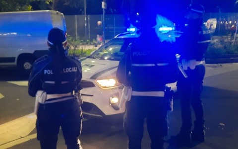 Ubriaco investe motociclista e pedone, poi scappa: arrestato in tangenziale
