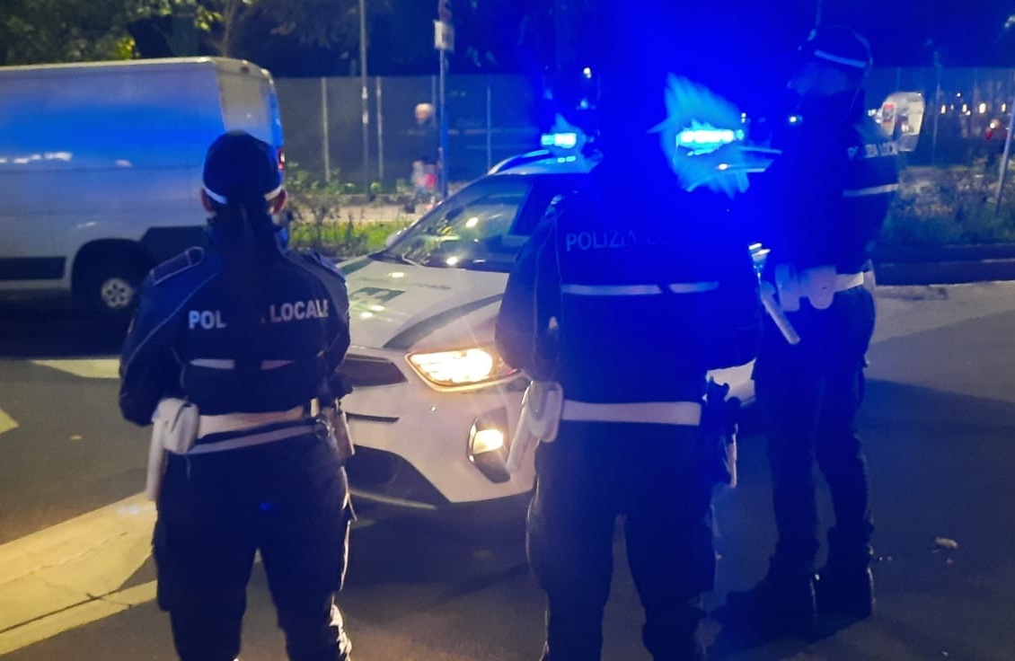 Ubriaco investe motociclista e pedone, poi scappa: arrestato in tangenziale