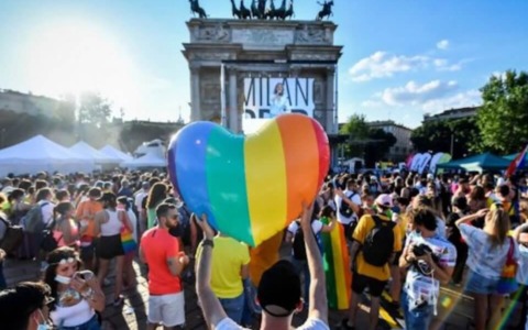 “Una manifestazione che promuove libertà”: ok al patrocinio al Milano Pride 2026