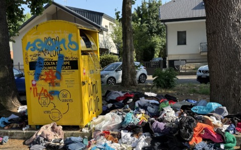 Una montagna di stracci parcheggiata accanto alla metropolitana di Cernusco