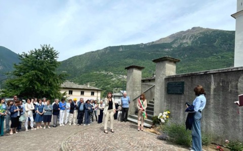 Una targa commemora l’amato don Siro