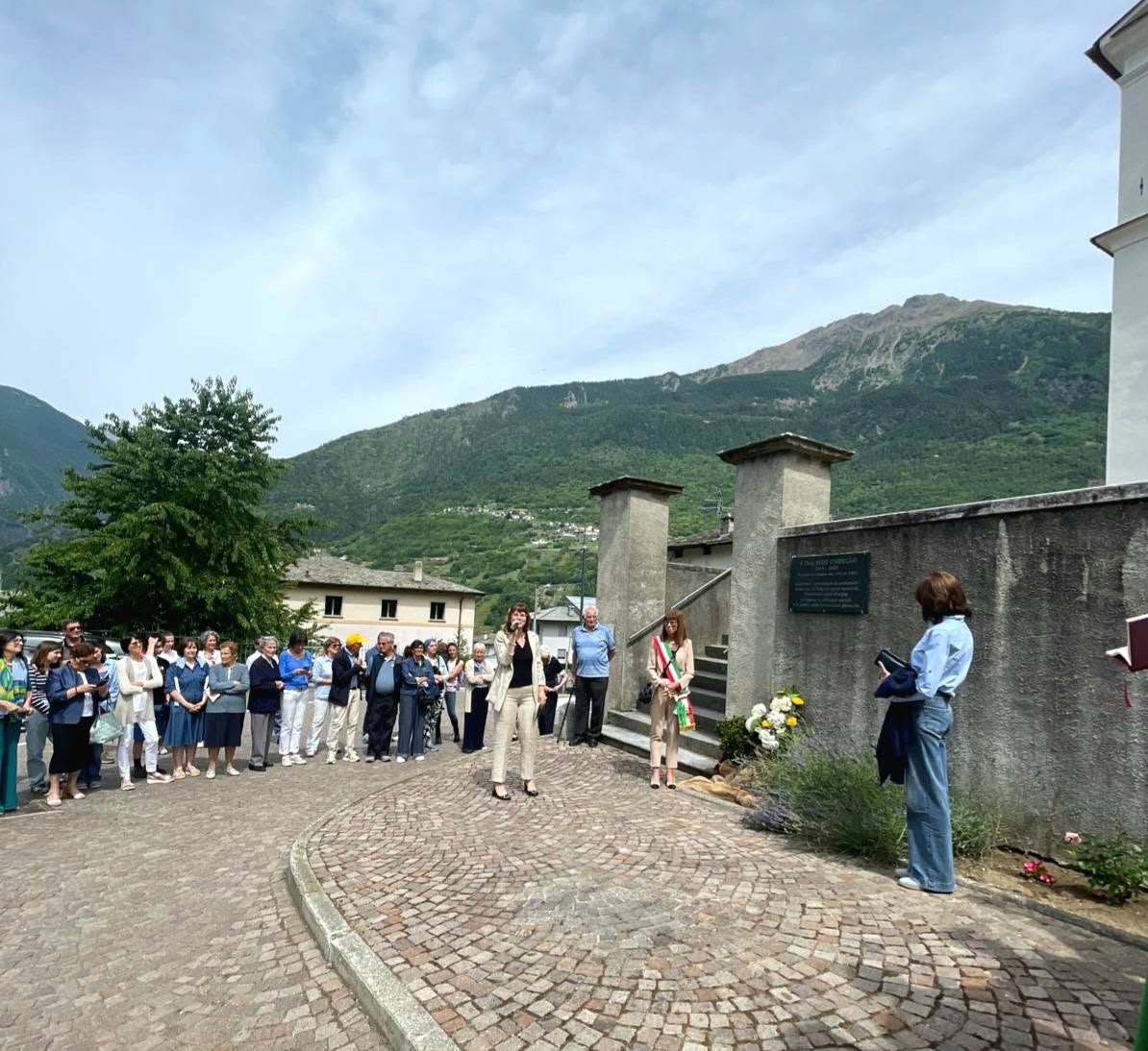 Una targa commemora l’amato don Siro
