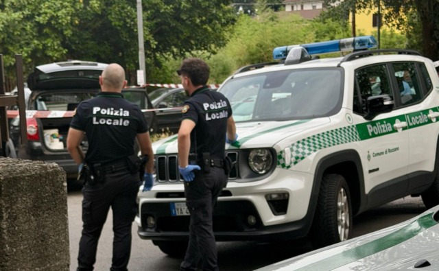 Uomo trovato senza vita in un’auto parcheggiata: aveva 45 anni. I Carabinieri ricostruiscono le ultime ore