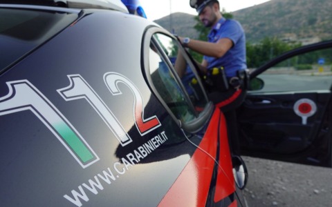 Vede un uomo parlare con la ex e lo uccide a calci e pugni, arrestato