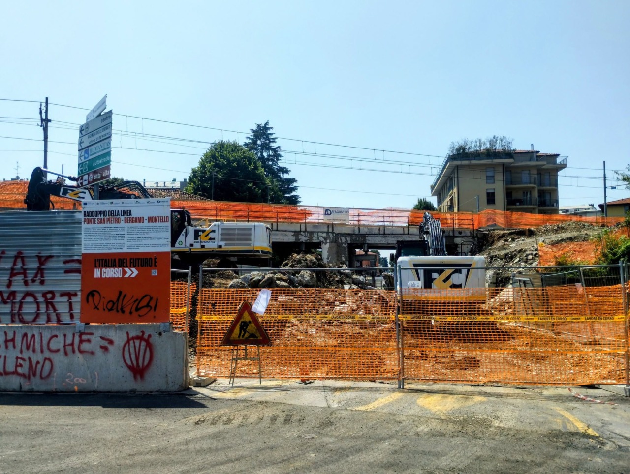 Via San Bernardino, i cantieri mettono in ginocchio le attività: «Apriamo solo per il quartiere»