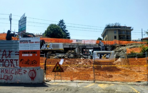 Via San Bernardino, i cantieri mettono in ginocchio le attività: «Apriamo solo per il quartiere»
