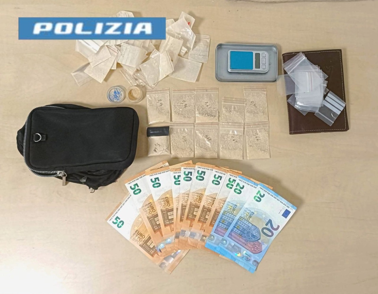 Via vai in casa per comprare la droga sintetica