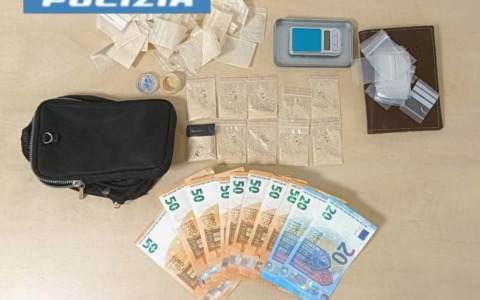 Via vai in casa per comprare la droga sintetica