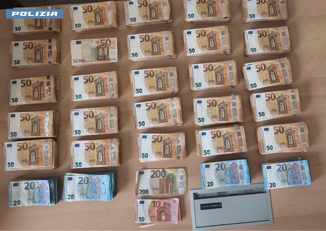 Viaggiava sull’alta velocità con 140mila euro nello zaino: denunciato