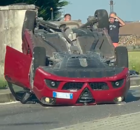 Violento schianto alla rotonda di Valdengo: un’auto si ribalta