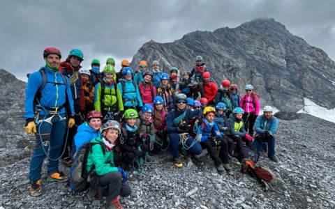 25 ragazzi delle scuole sono arrivati in cima alla vetta della Miniera