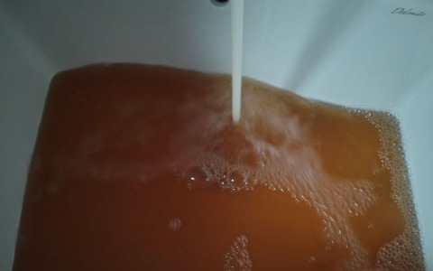 Acqua torbida dai rubinetti a Olginate: numerose segnalazioni in diverse zone del paese