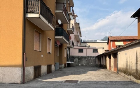 Aggredisce l’ex compagna di fronte alla Caserma dei carabinieri di Gandino, si ferisce cadendo dal balcone