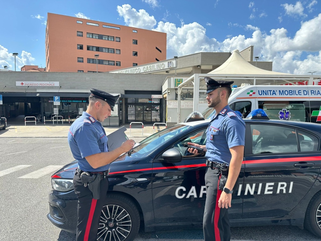 Aggredisce medici e infermieri del 118 interventi per soccorrerlo