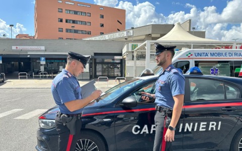 Aggredisce medici e infermieri del 118 interventi per soccorrerlo