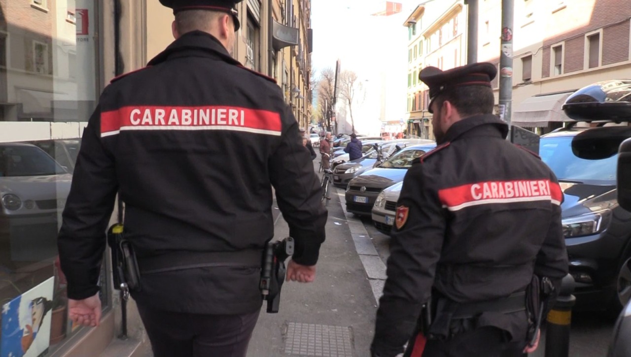 Aggredito e rapinato in pieno giorno in via Donato Creti