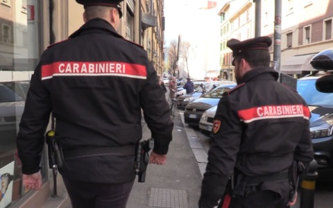 Aggredito e rapinato in pieno giorno in via Donato Creti
