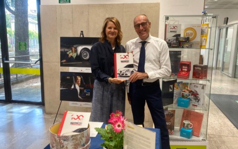 All’ufficio postale di Monza Centro la mostra fotografica dedicata al talento femminile nel mondo dei motori